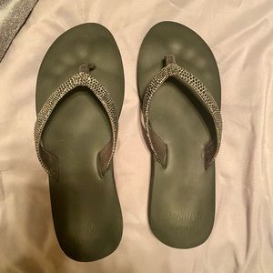 Women’s size 10 cushioned reed flip flops